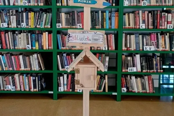 Wakacyjny drogowskaz w bibliotece – podróże, gry i kreatywność