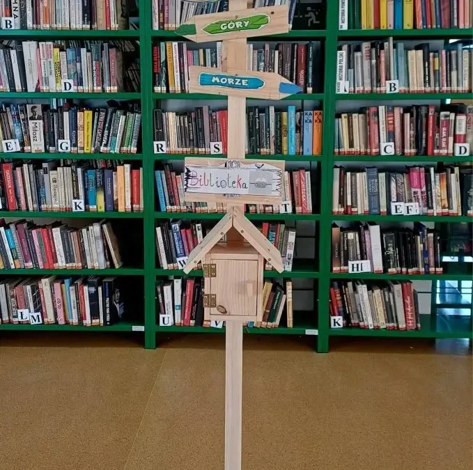 Wakacyjny drogowskaz w bibliotece – podróże, gry i kreatywność