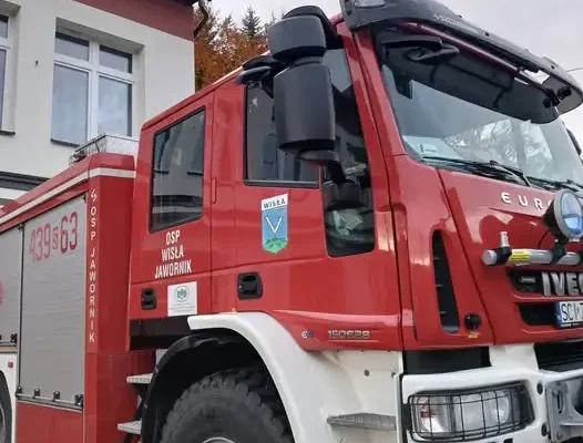 OSP Jawornik usuwa powalone drzewo w Wiśle