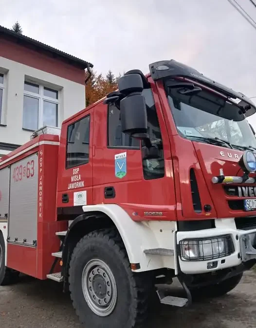OSP Jawornik usuwa powalone drzewo w Wiśle