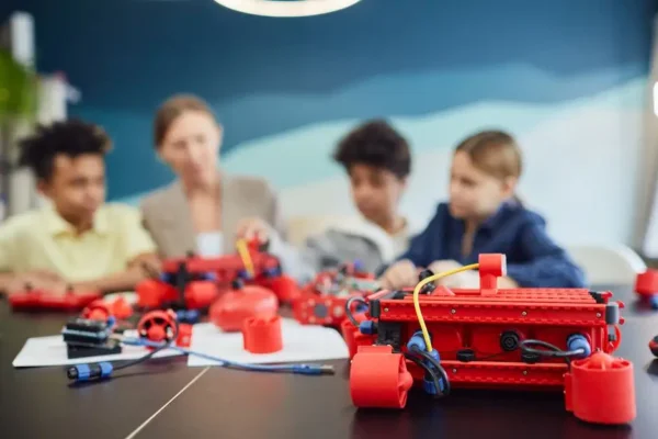 Sierpień z biblioteką w Stadnikach – warsztaty, roboty i nocowanka