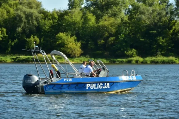Policja czuwa nad bezpieczeństwem na Jeziorze Dobczyckim – zakaz kąpieli obowiązuje