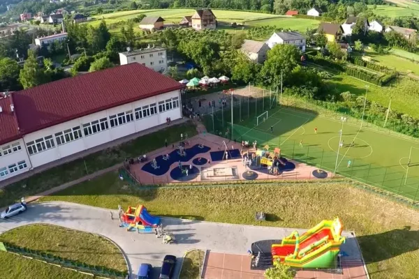 Apel szkoły w Raciechowicach: wandalizm i kradzieże na terenie obiektu