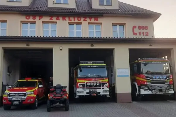 Pożar budynku gospodarczego w Stróżach – dwie osoby poszkodowane