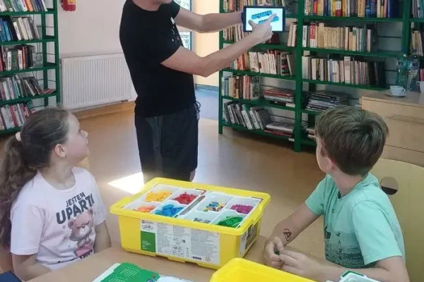 Wakacyjne warsztaty z robotyki LEGO w bibliotece w Wiśniowej