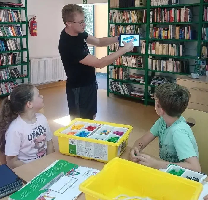 Wakacyjne warsztaty z robotyki LEGO w bibliotece w Wiśniowej