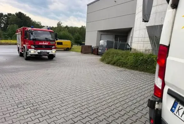 Garaż blaszany spadł na dostawczaka w strefie przemysłowej w Polance