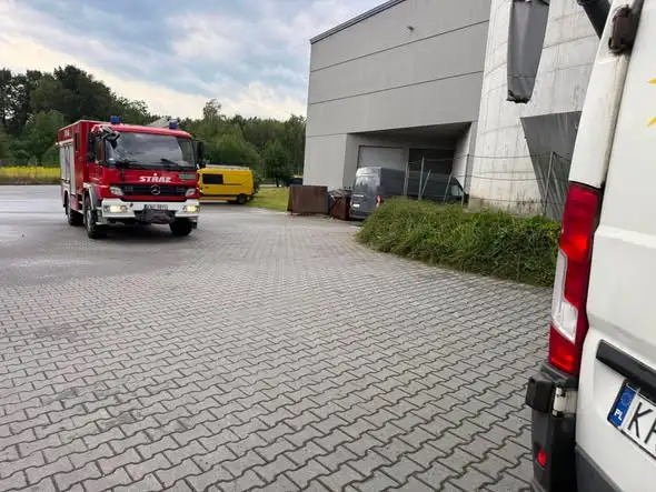 Garaż blaszany spadł na dostawczaka w strefie przemysłowej w Polance