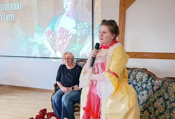 Spotkanie Czwartkowe w Sułkowicach: stroje dworskie i teatralne oczami pasjonatek