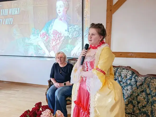 Spotkanie Czwartkowe w Sułkowicach: stroje dworskie i teatralne oczami pasjonatek
