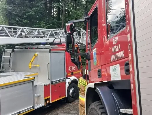 Usunięcie drzewa nad drogą w Wiśle – interwencja OSP Jawornik