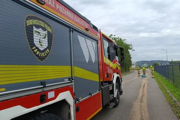 Plama substancji ropopochodnej na ul. Grabina w Zakliczynie – interwencja OSP