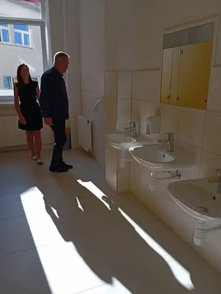 Nowe łazienki w szkole w Raciechowicach gotowe na nowy rok szkolny