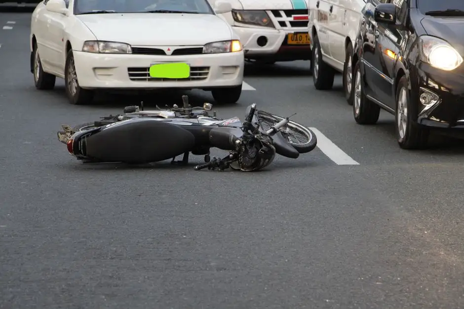 Poważny wypadek w Myślenicach: motocyklista uderzył w rowerzystów i auto