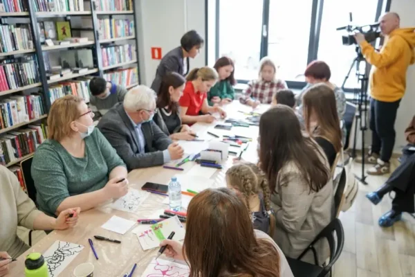 Kreatywne warsztaty w bibliotece: dzieci tworzyły kolorowe zakładki do książek