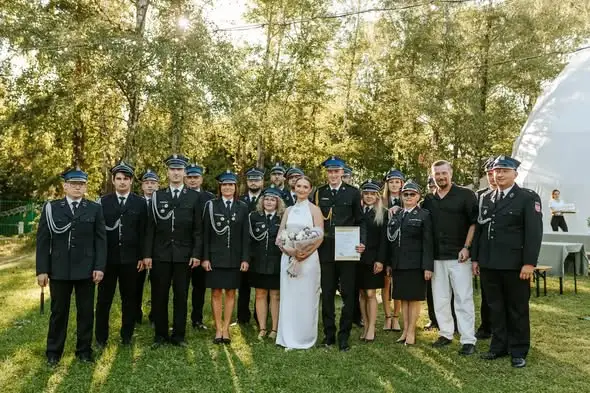 Druh Sebastian Kasprzyk z OSP Dobczyce powiedział „TAK” – strażackie gratulacje dla młodej pary