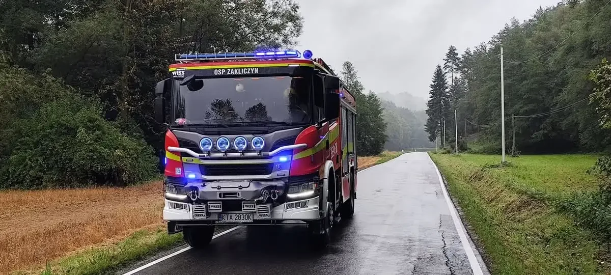 Plama substancji ropopochodnej na jezdni w Słonej – interweniowały służby