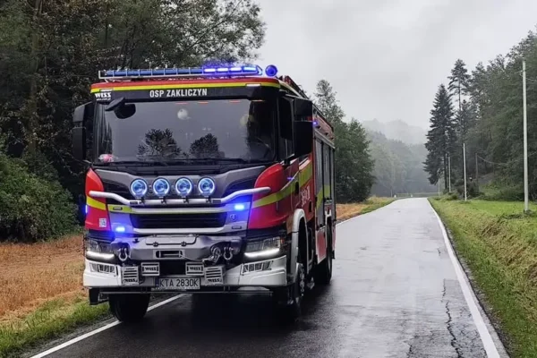 Plama substancji ropopochodnej na jezdni w Słonej – interweniowały służby