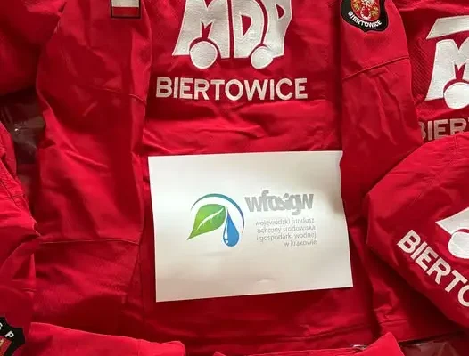 Młodzieżowa Drużyna Pożarnicza w Biertowicach z nowymi bluzami dzięki programowi „Mały Strażak”