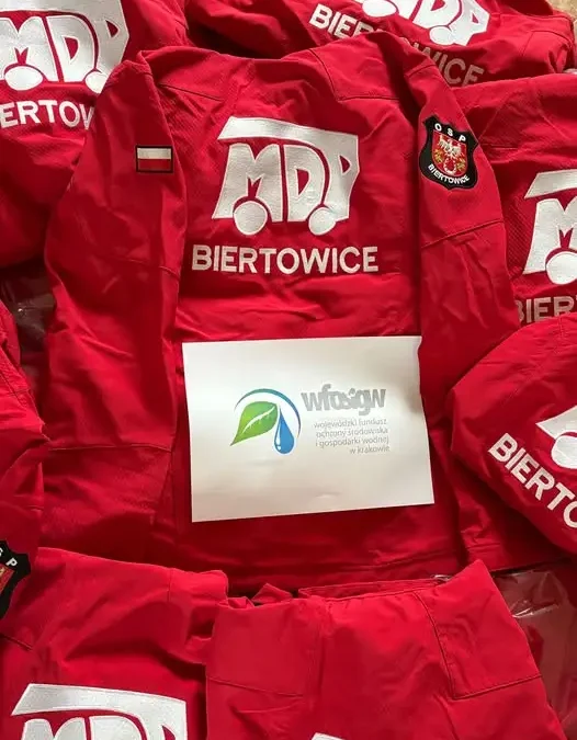 Młodzieżowa Drużyna Pożarnicza w Biertowicach z nowymi bluzami dzięki programowi „Mały Strażak”