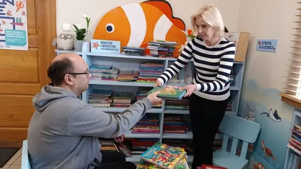 Praktyki w bibliotece w Sułkowicach: Michał i Sebastian rozpoczęli trzymiesięczny staż