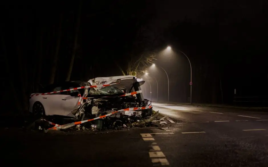 Pijany kierowca ukradł auto w Sułkowicach, rozbił je w Jasienicy i uciekł do lasu
