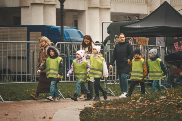 Małopolska policja zaprasza szkoły do konkursu „Odblaskowa Szkoła”