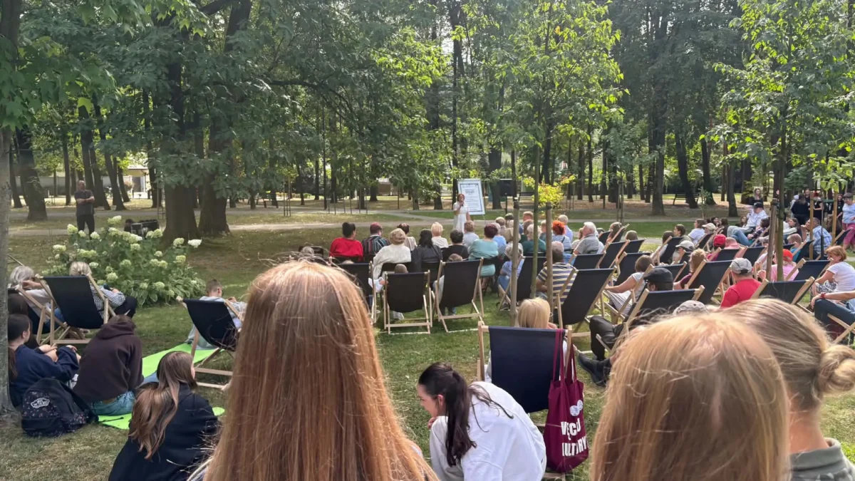 Narodowe Czytanie „Dziadów” w Myślenicach – młodzież spotkała się w parku na Zarabiu