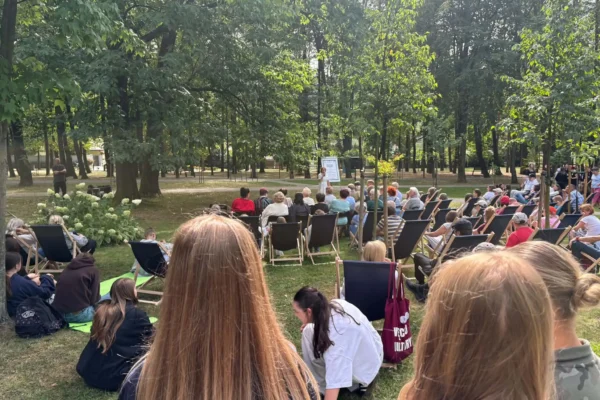 Narodowe Czytanie „Dziadów” w Myślenicach – młodzież spotkała się w parku na Zarabiu